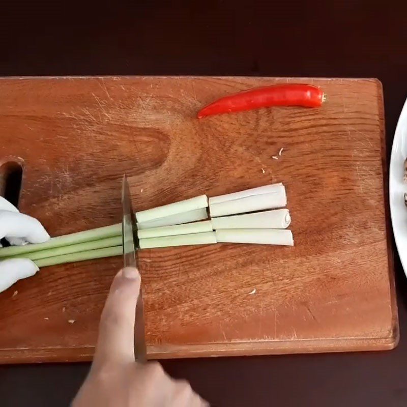 Step 1 Prepare ingredients for steamed razor clams with lemongrass