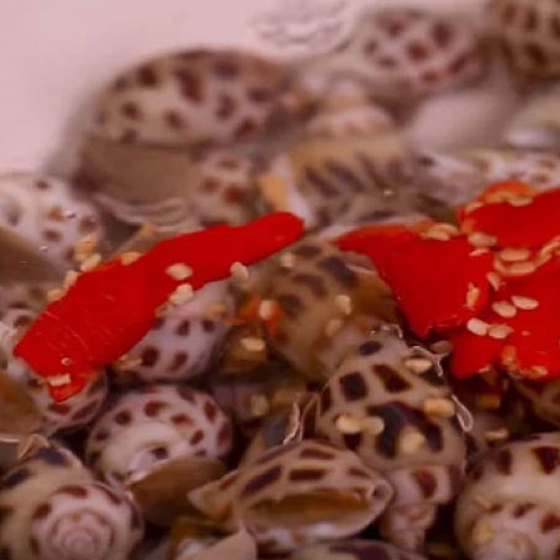 Step 1 Prepare the ingredients for steamed sea snails with lemongrass