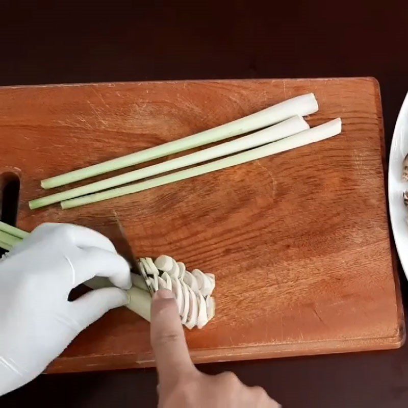 Step 1 Prepare the ingredients for steamed sea snails with lemongrass