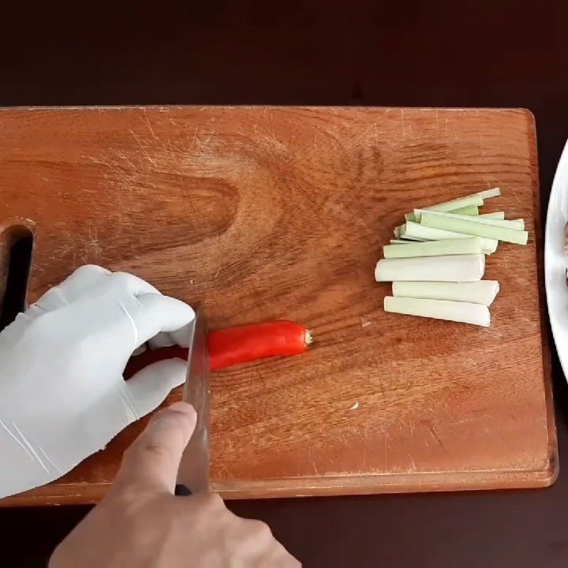 Step 1 Prepare ingredients for steamed razor clams with lemongrass