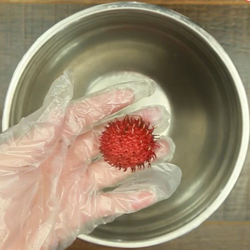 Step 1 Prepare the ingredients for rambutan mixed with calamondin salt