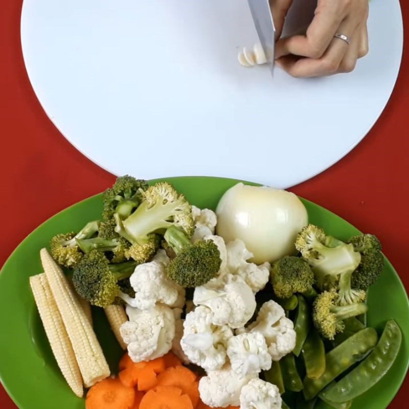 Step 1 Prepare the ingredients for Stir-fried Mixed Broccoli