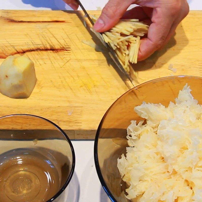 Step 1 Prepare the ingredients Lotus Seed Snow Fungus Sweet Soup