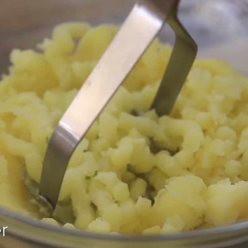 Step 1 Prepare the ingredients for Potato Beef Pie - La tourtiere