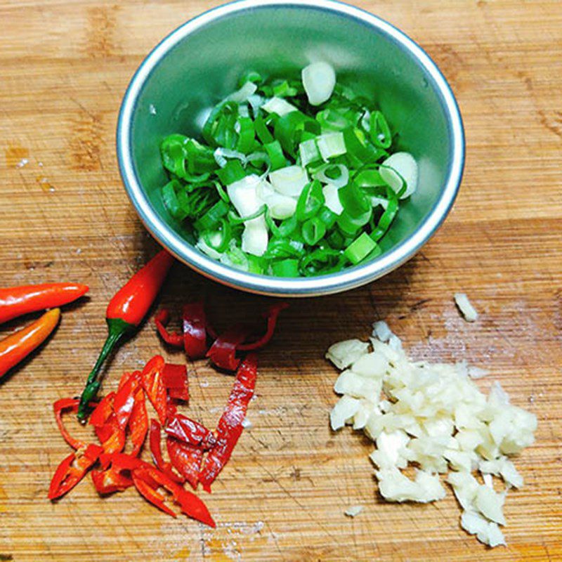 Step 1 Prepare the ingredients for Braised Catfish with Pepper and Coconut Water (recipe shared by a user)