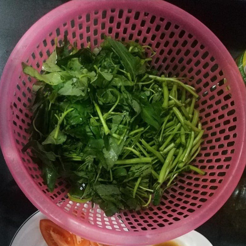 Step 1 Prepare the ingredients for Tomato Water Spinach Soup
