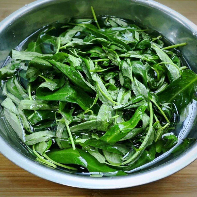 Step 1 Prepare the ingredients for Tomato Water Spinach Soup