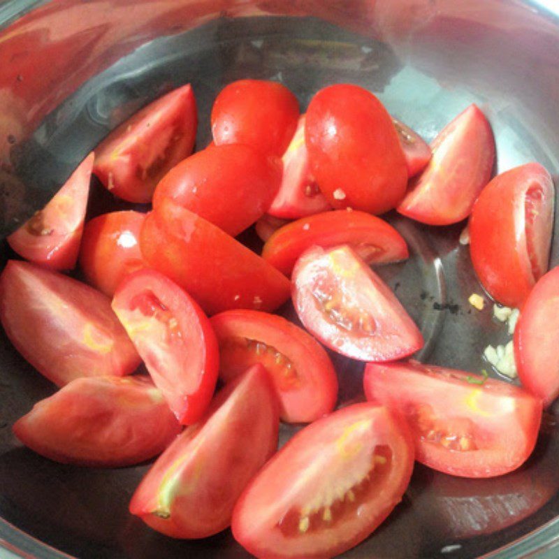 Step 1 Prepare the ingredients for Tomato Water Spinach Soup