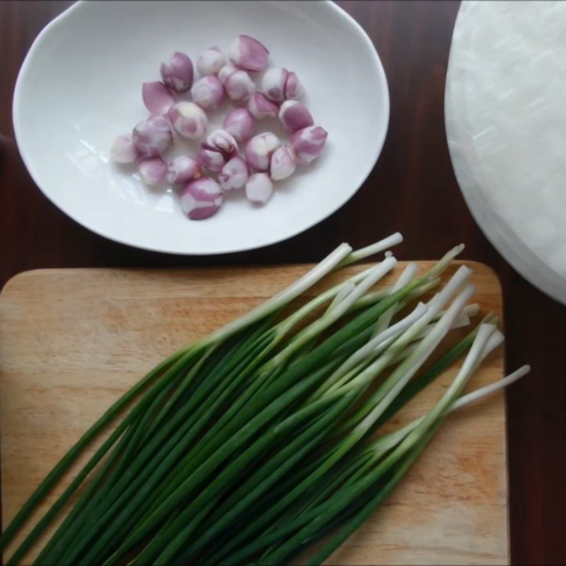 Step 1 Prepare the ingredients for Fried Rice Paper with Scallion Oil