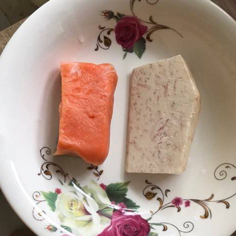 Step 1 Prepare the ingredients for Salmon Taro Porridge