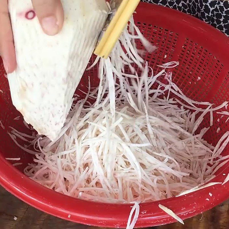 Step 1 Prepare the ingredients for Salmon Taro Porridge