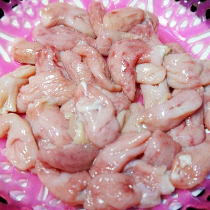 Step 1 Prepare the ingredients for spicy basa fish stomach stir-fry