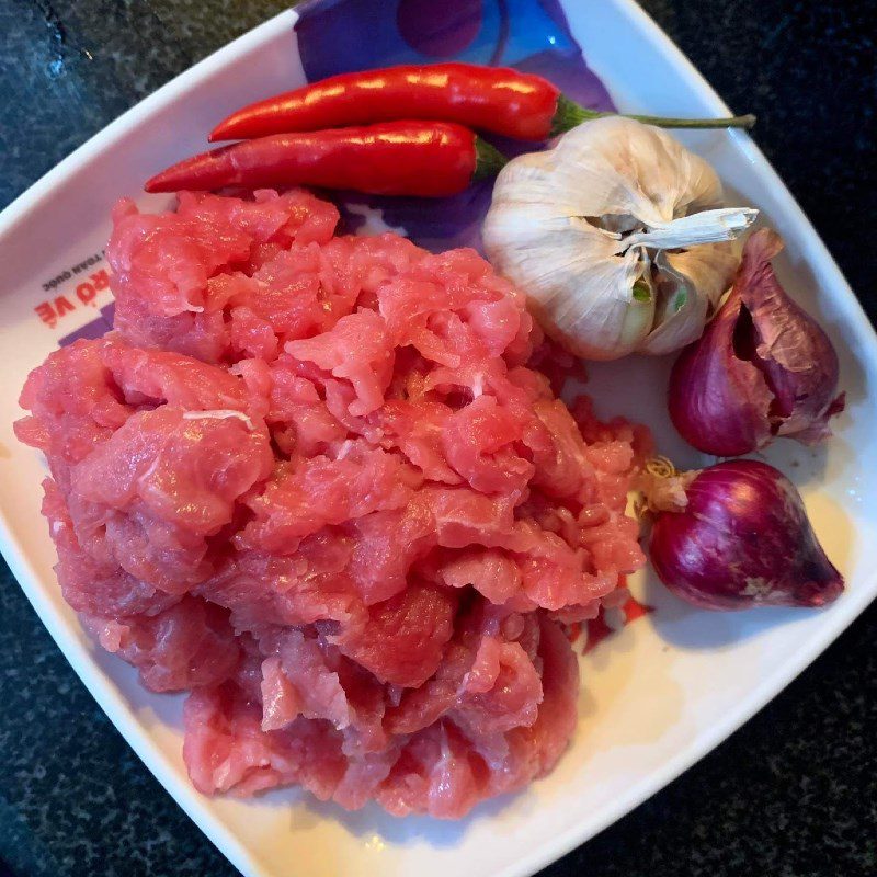 Step 1 Prepare the ingredients for stir-fried golden mushrooms with beef