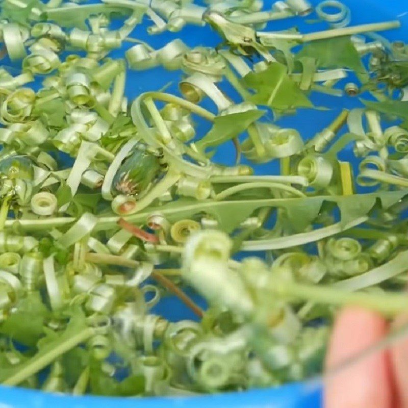 Step 1 Prepare the ingredients for Dandelion Salad with Beef