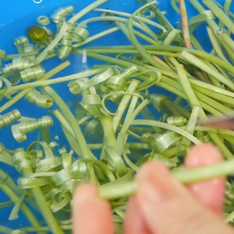 Step 1 Prepare the ingredients for Dandelion Salad with Beef