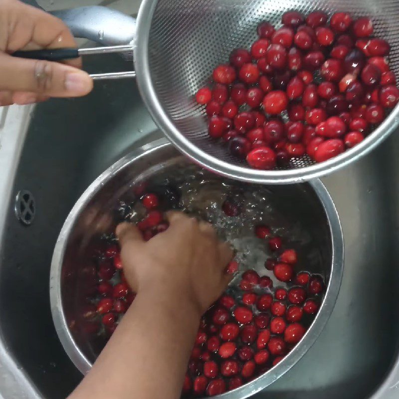 Step 1 Prepare the ingredients for Cranberry Apple Juice