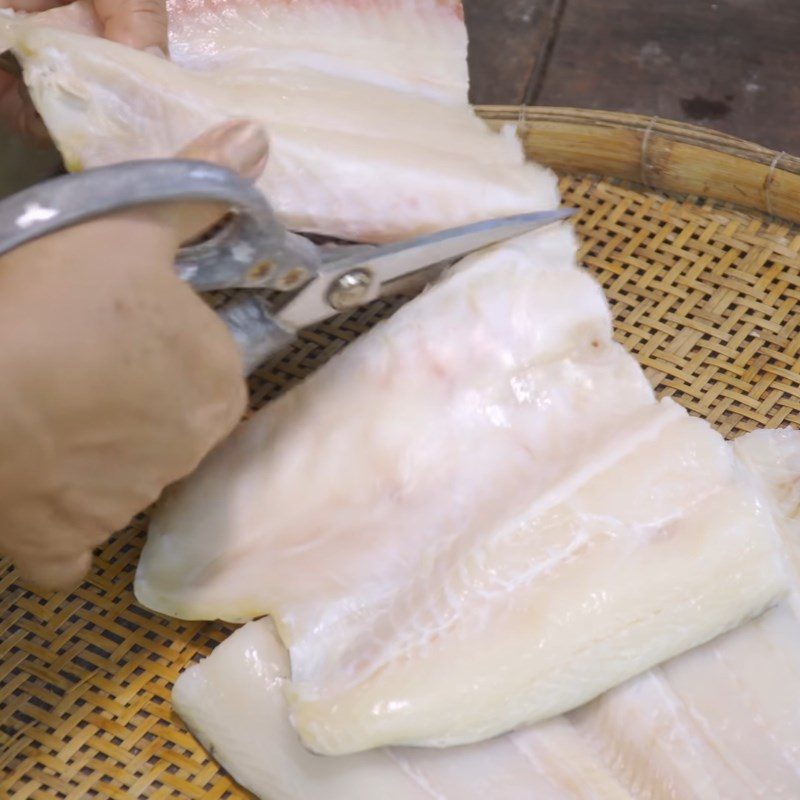 Step 1 Prepare the ingredients for Dried Snakehead Fish Stir-fried with Garlic and Chili