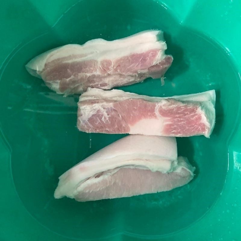 Step 1 Prepare the Ingredients for Pork Braised in Coconut Water (recipe shared by a user)