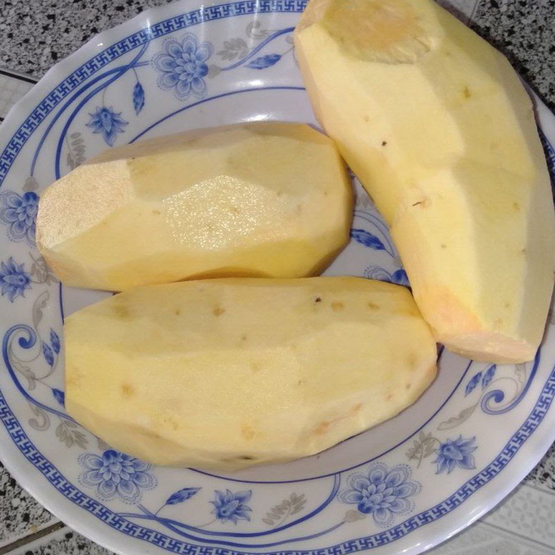 Step 1 Prepare the ingredients for Fried shrimp cakes with sweet potatoes (recipe shared by the user)