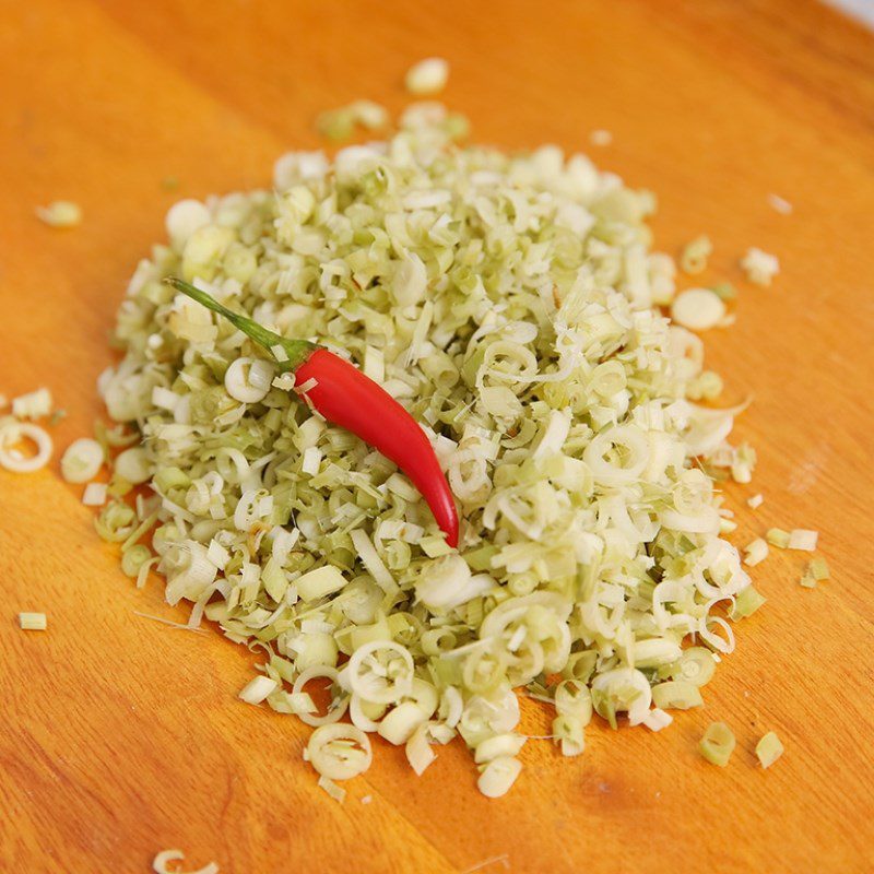 Step 1 Prepare the ingredients for stir-fried minced meat with lemongrass and garlic