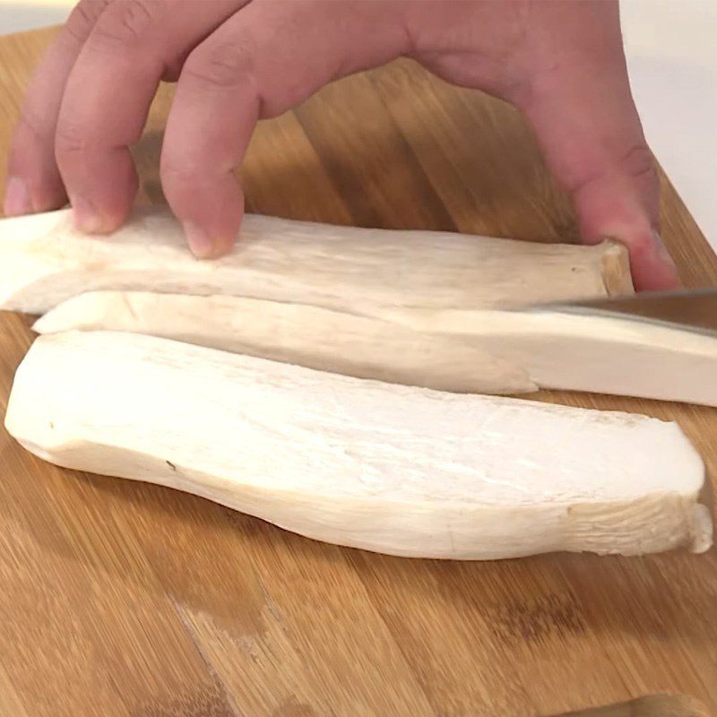 Step 1 Prepare the ingredients for stir-fried minced meat with lemongrass and garlic