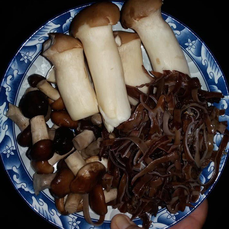 Step 2 Prepare the ingredients for Vegetarian Gio Thu