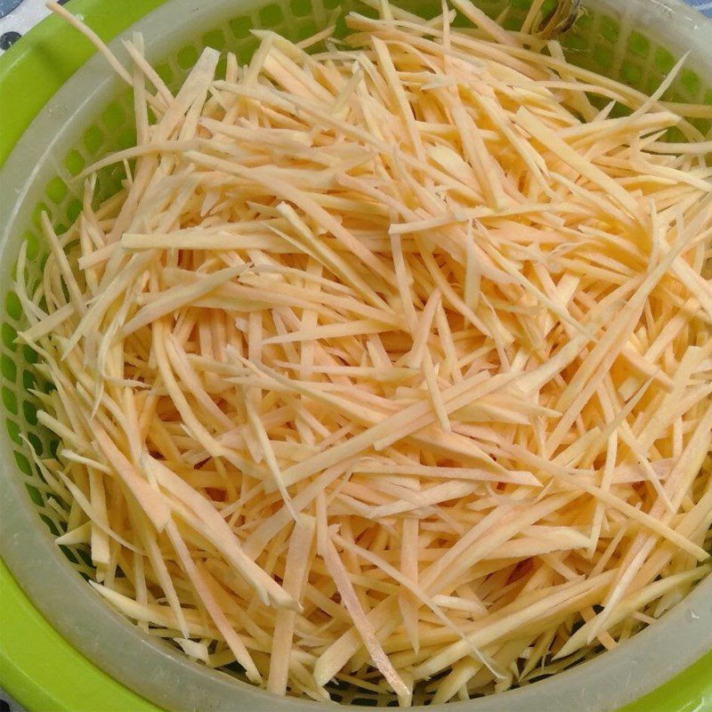 Step 1 Prepare the ingredients for Fried shrimp cakes with sweet potatoes (recipe shared by the user)