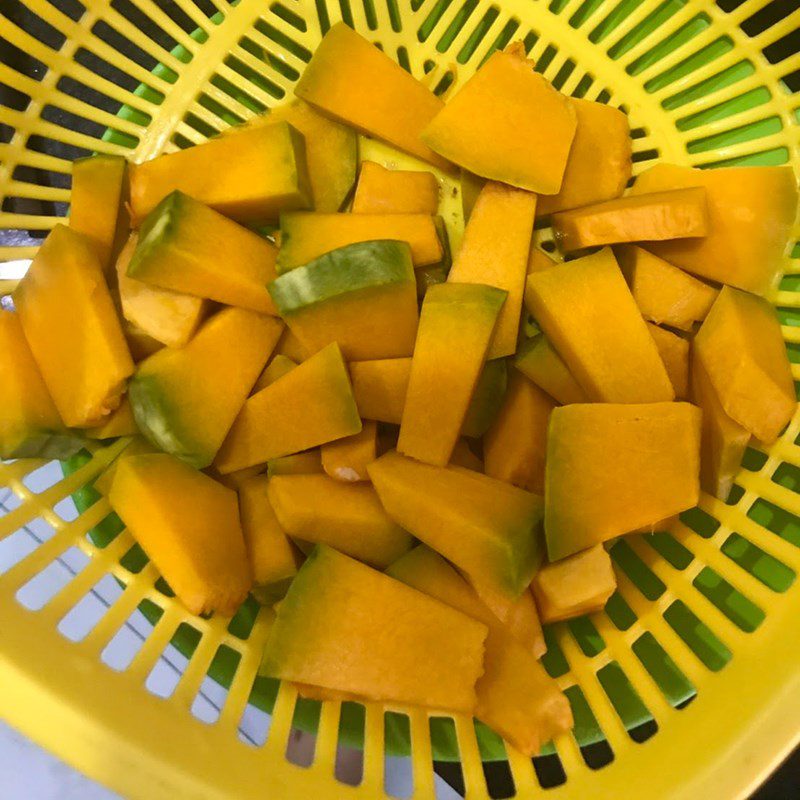 Step 1 Prepare the ingredients for Pumpkin Soup with Minced Meat and Seaweed