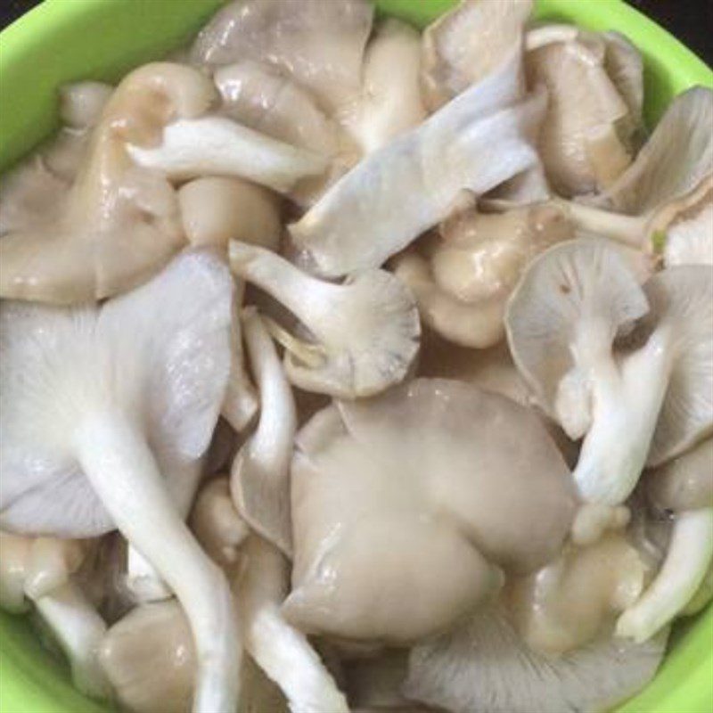 Step 1 Prepare the Ingredients for Vegetarian Quang Noodles (Oyster Mushrooms)