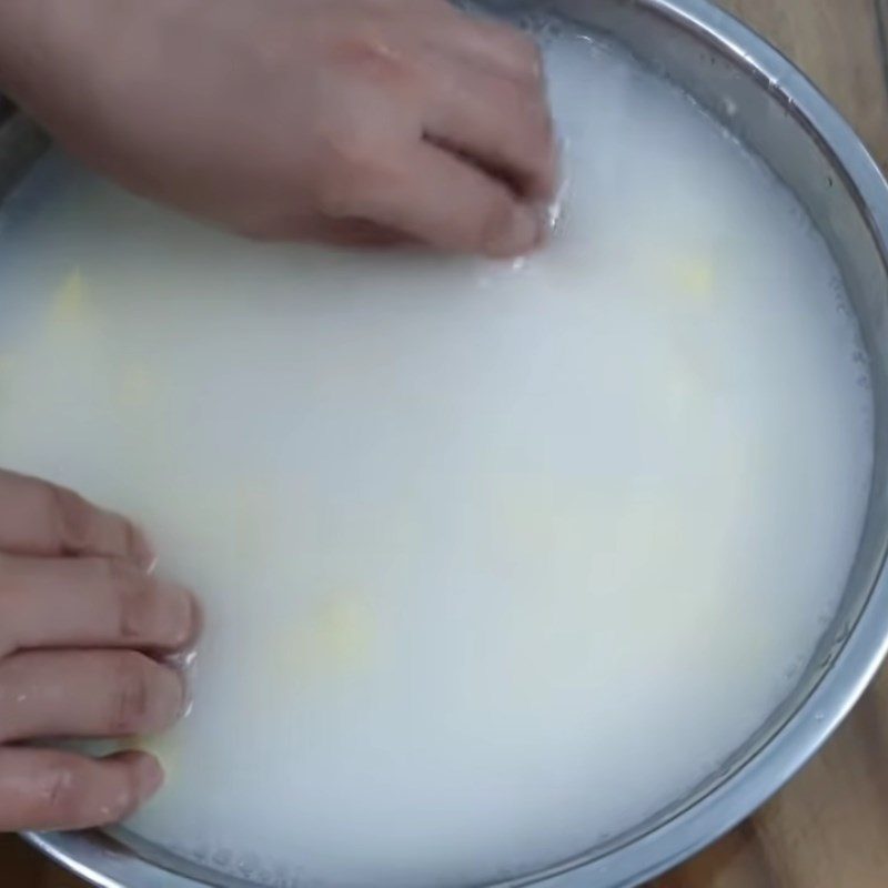 Step 1 Prepare the ingredients for Fried Potatoes with Wheat Flour and Tapioca Starch