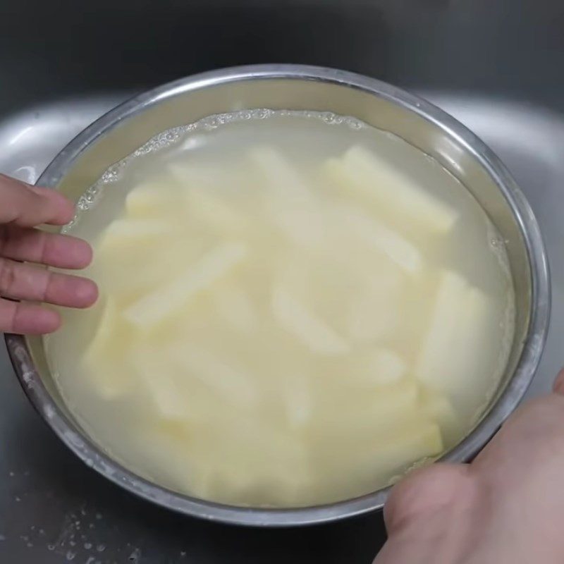 Step 1 Prepare the ingredients for Fried Potatoes with Wheat Flour and Tapioca Starch