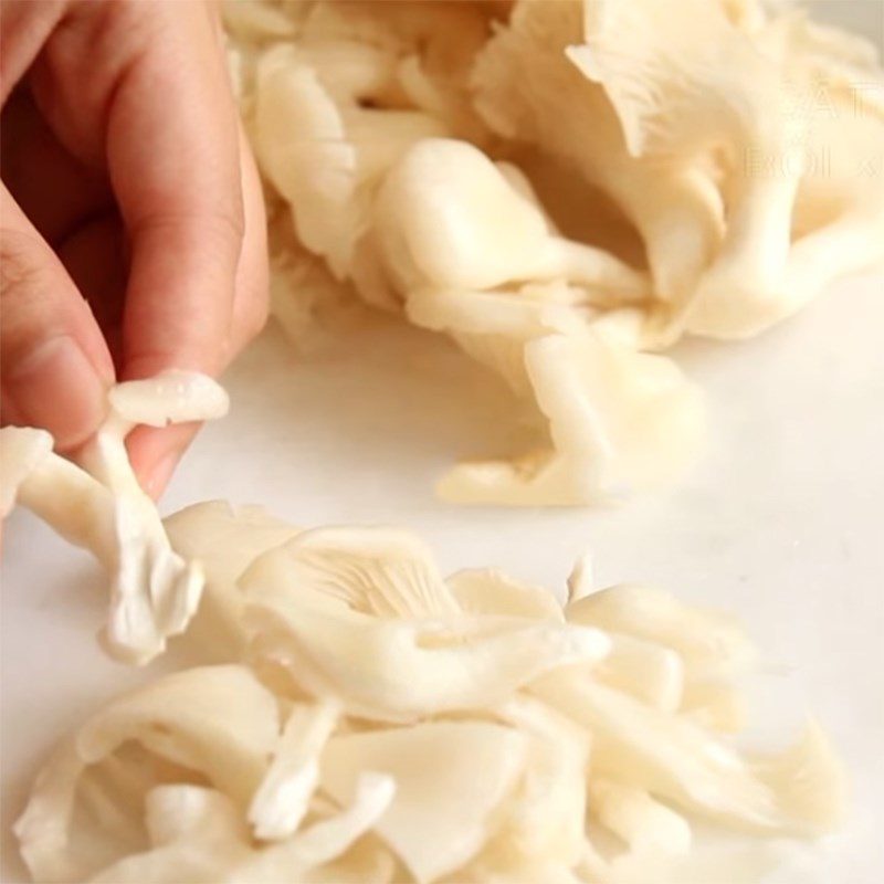 Step 1 Prepare the ingredients for Stir-fried oyster mushrooms with eggs