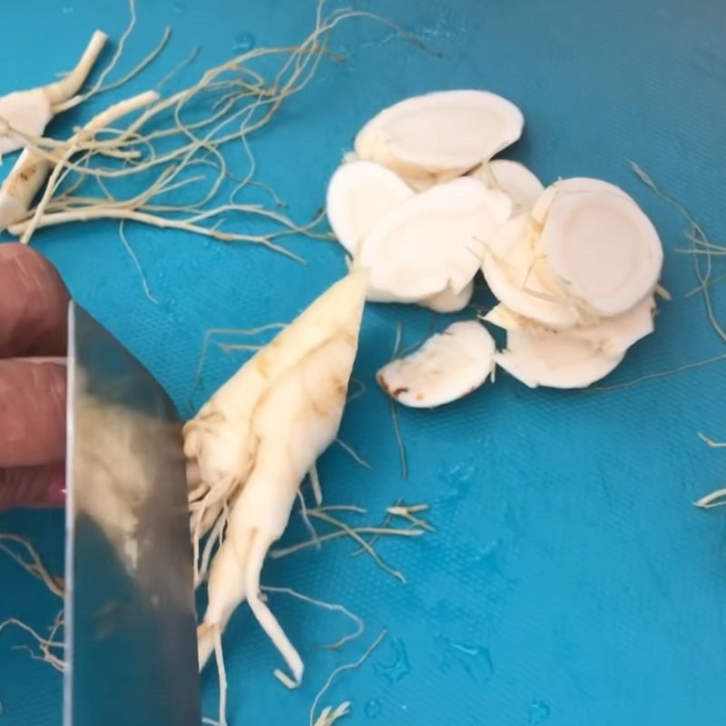 Step 1 Prepare ingredients for fresh ginseng soup with ribs