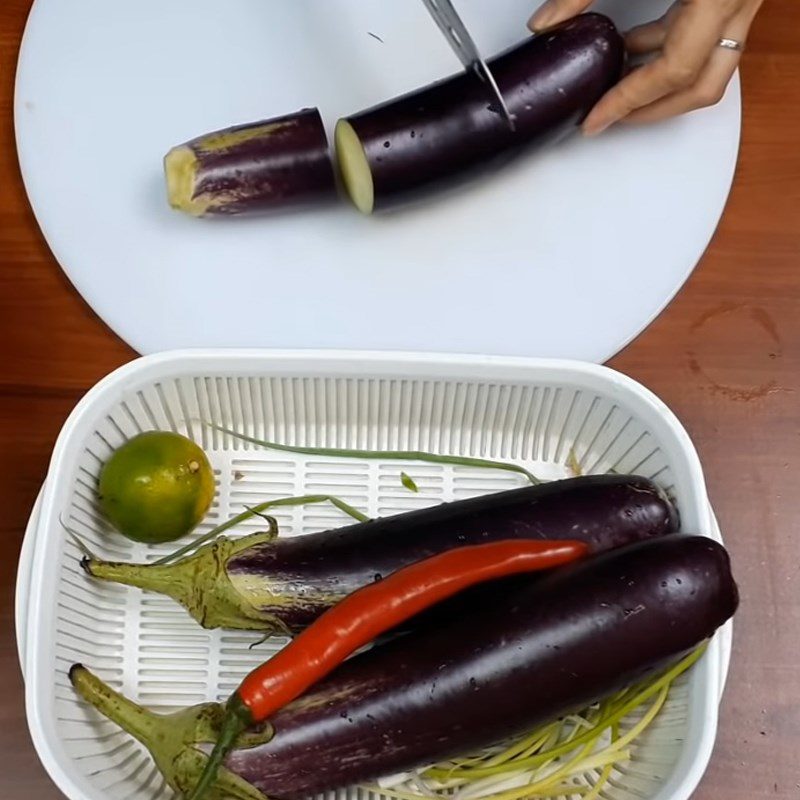 Step 1 Prepare the ingredients for Eggplant mixed with garlic and chili