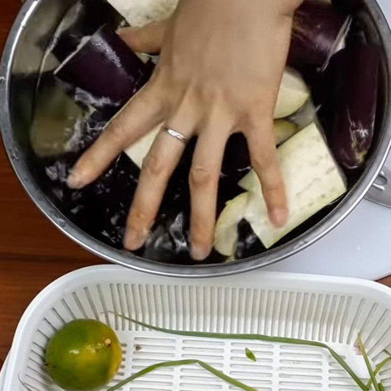 Step 1 Prepare the ingredients for Eggplant mixed with garlic and chili