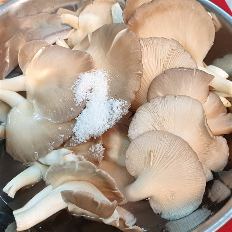 Step 1 Prepare the ingredients for Braised Oyster Mushrooms