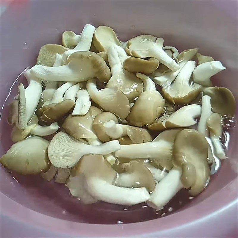 Step 1 Prepare the ingredients for Stir-fried Oyster Mushrooms with Lemongrass and Chili