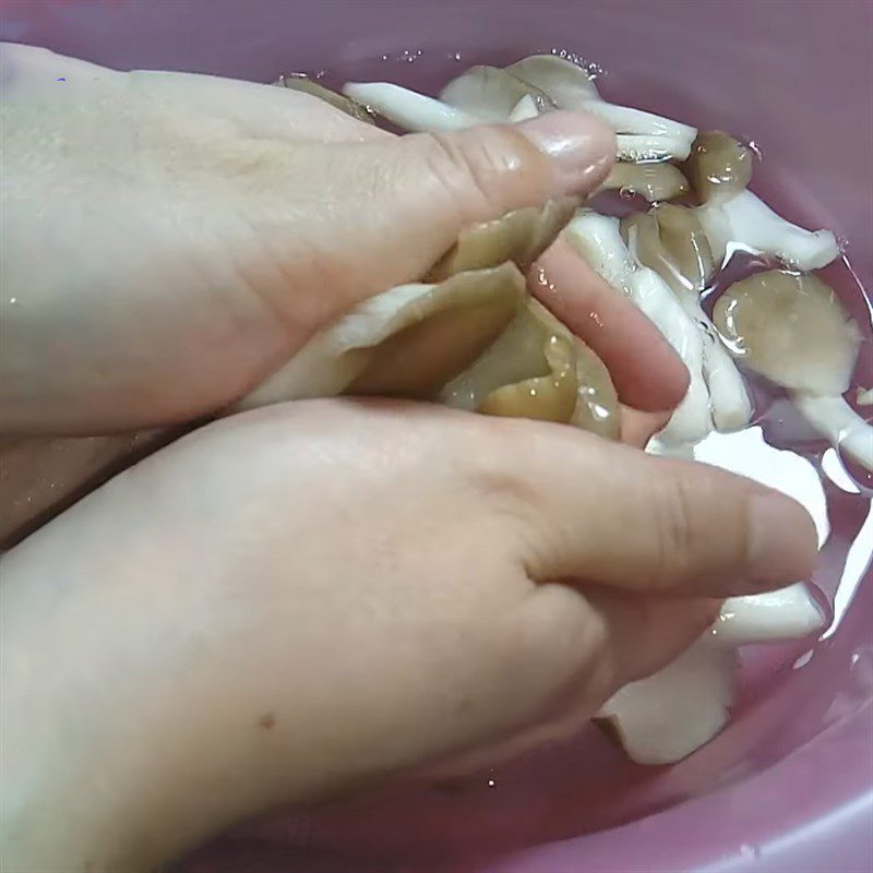 Step 1 Prepare the ingredients for Stir-fried Oyster Mushrooms with Lemongrass and Chili