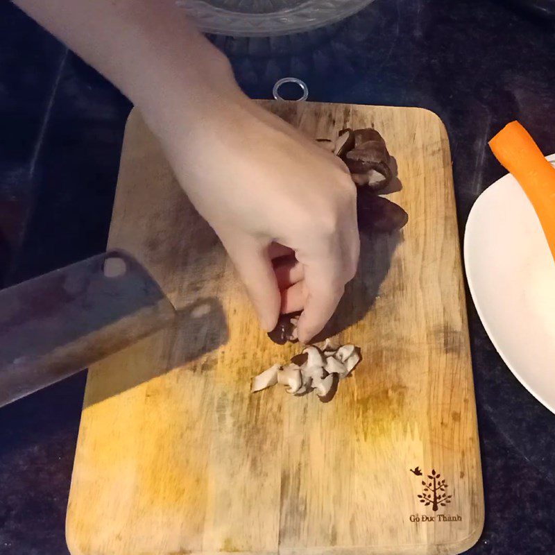 Step 1 Prepare ingredients for chicken mushroom porridge