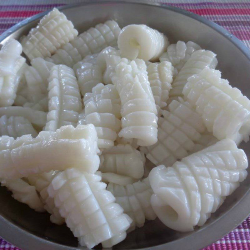 Step 1 Preparing the ingredients for Stir-fried Fresh Squid Noodles (recipe shared by users)