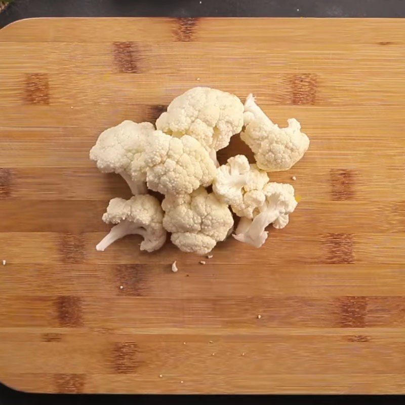 Step 1 Prepare the ingredients for Cauliflower Soup with Shrimp