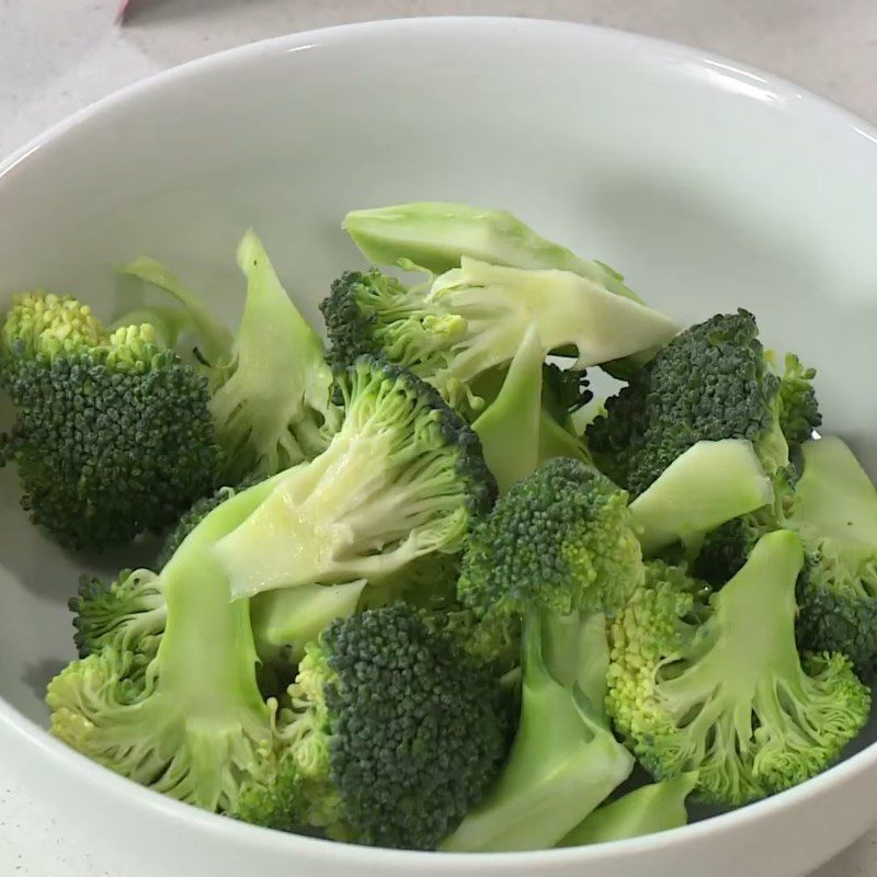 Step 1 Prepare the ingredients for broccoli soup with bóng