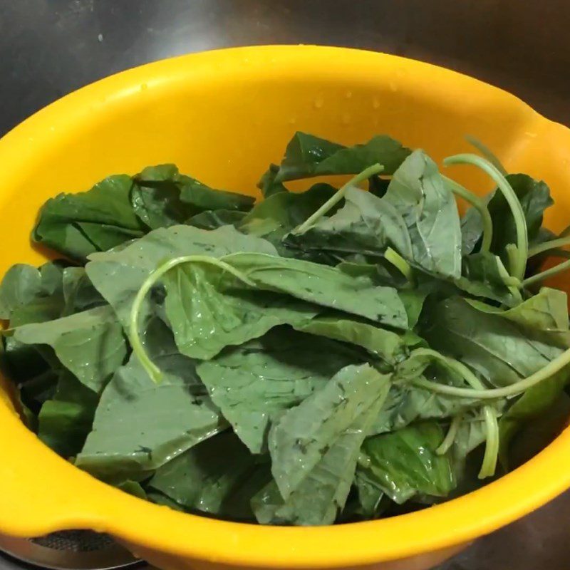 Step 1 Prepare the ingredients for Stir-fried Spinach with Mussels