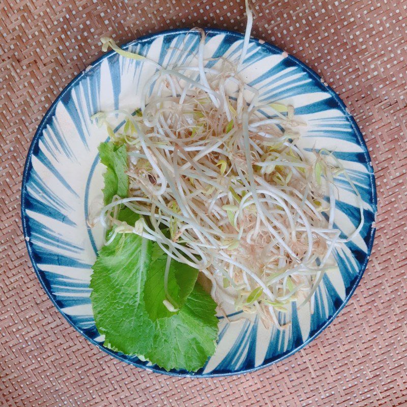 Step 1 Preparing the ingredients for Stir-fried Fresh Squid Noodles (recipe shared by users)