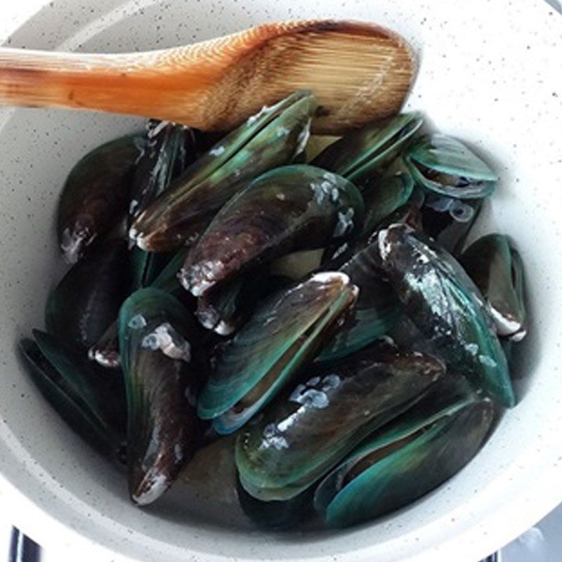 Step 1 Prepare the ingredients for Stir-fried Spinach with Mussels