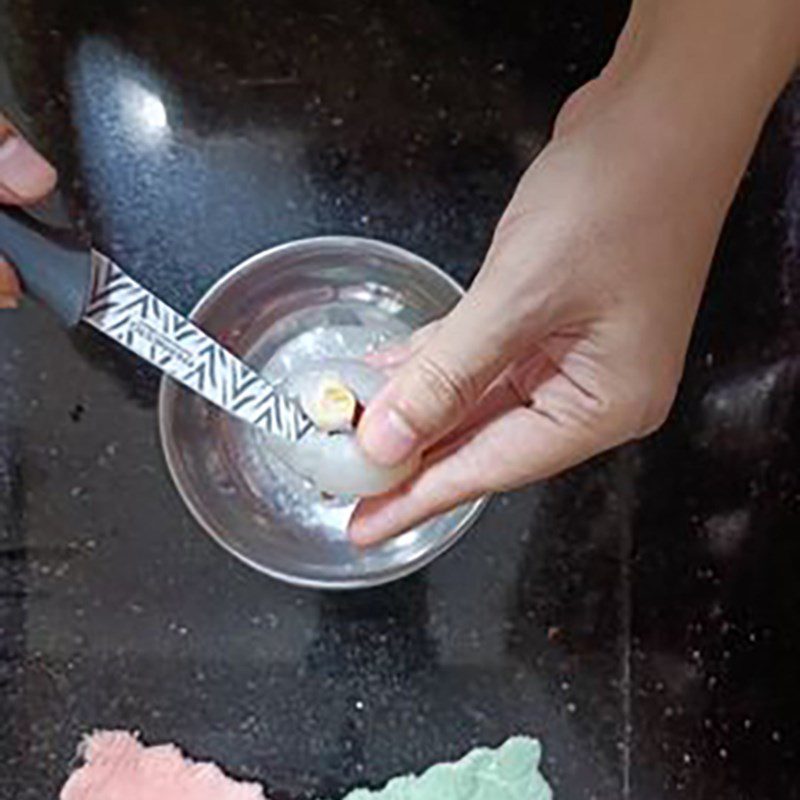 Step 1 Prepare the ingredients for Fried Cheese Lychee