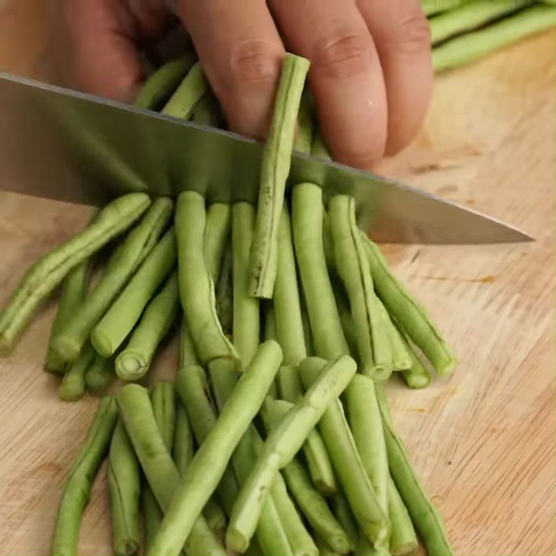 Step 1 Prepare the ingredients for Stir-fried green beans with dried shrimp