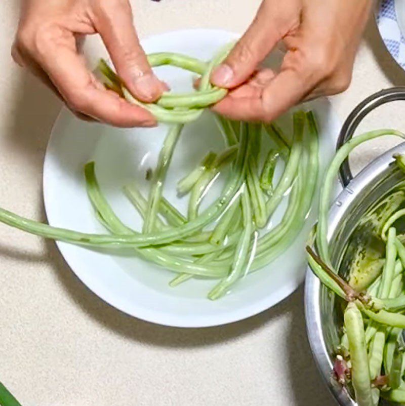 Step 1 Prepare the ingredients for stir-fried long beans with fresh shrimp