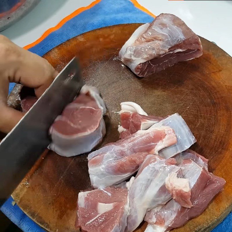 Step 1 Prepare the ingredients for Braised Corned Beef with Potatoes