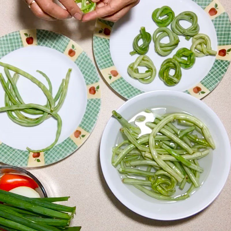 Step 1 Prepare the ingredients for stir-fried long beans with fresh shrimp